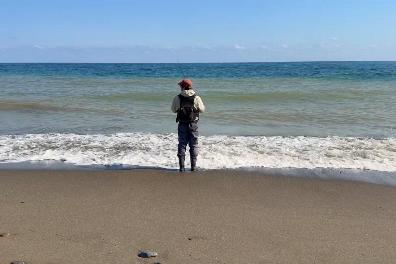 ｜「こんなのアリ？」「やばい、食った」狙いの『巨大魚』が小魚を丸呑み。まさかの釣れ方に、撮影者も唖然。