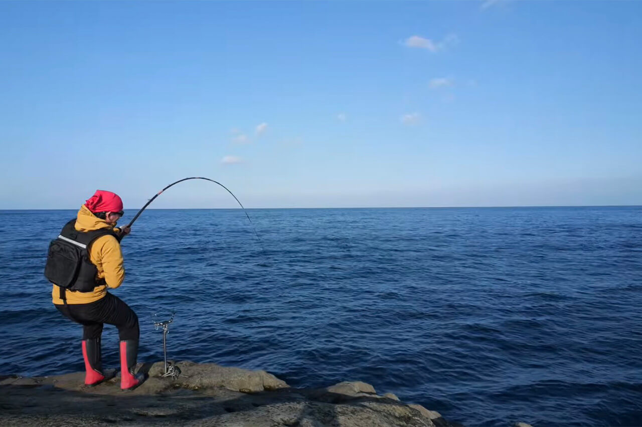 ｜「ヤバい、止まってくれ…」「嘘やろ、デカすぎ」“幻の魚”が潜む『海溝』へ乗り込んだ結果がスゴイ。「ビギナーズラックにも程がある」