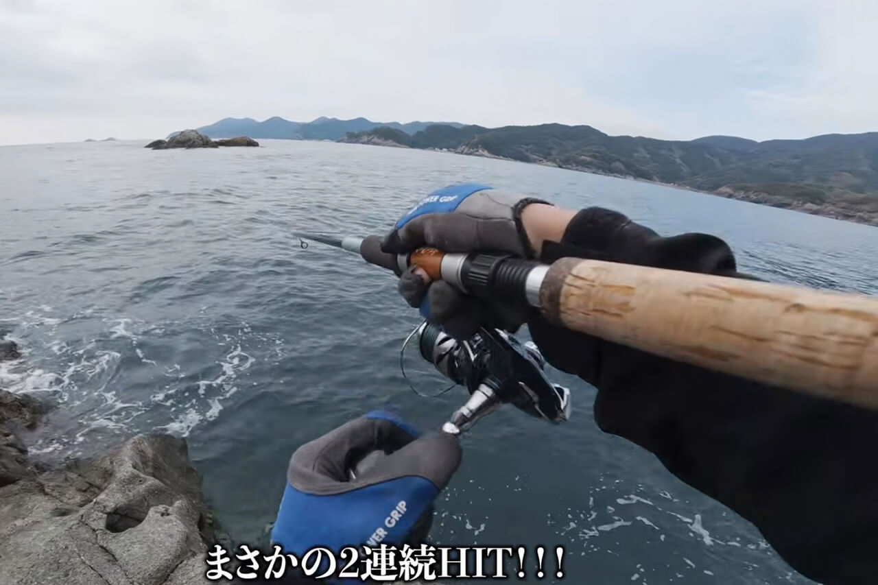 |「海がバグってる…」沈み根だらけの無人岩で“大型魚の巣”に遭遇。再生回数『20万回』超えの釣り動画がスゴイ。