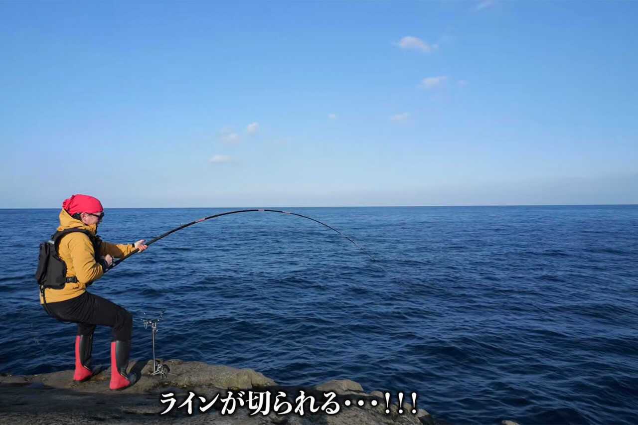 ｜「ヤバい、止まってくれ…」「嘘やろ、デカすぎ」“幻の魚”が潜む『海溝』へ乗り込んだ結果がスゴイ。「ビギナーズラックにも程がある」