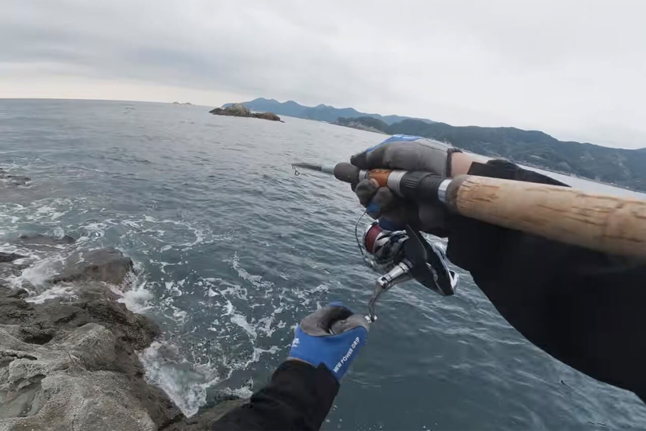 |「海がバグってる…」沈み根だらけの無人岩で“大型魚の巣”に遭遇。再生回数『20万回』超えの釣り動画がスゴイ。