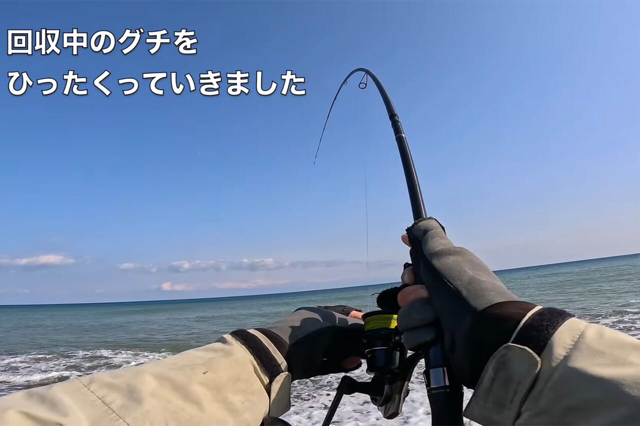 |「こんなのアリ?」「やばい、食った」狙いの『巨大魚』が小魚を丸呑み。まさかの釣れ方に、撮影者も唖然。