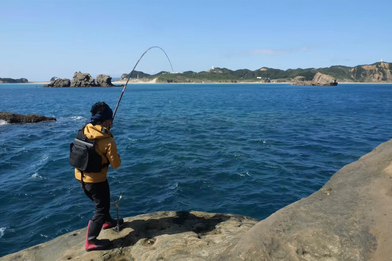 ｜「ヤバい、止まってくれ…」「嘘やろ、デカすぎ」“幻の魚”が潜む『海溝』へ乗り込んだ結果がスゴイ。「ビギナーズラックにも程がある」