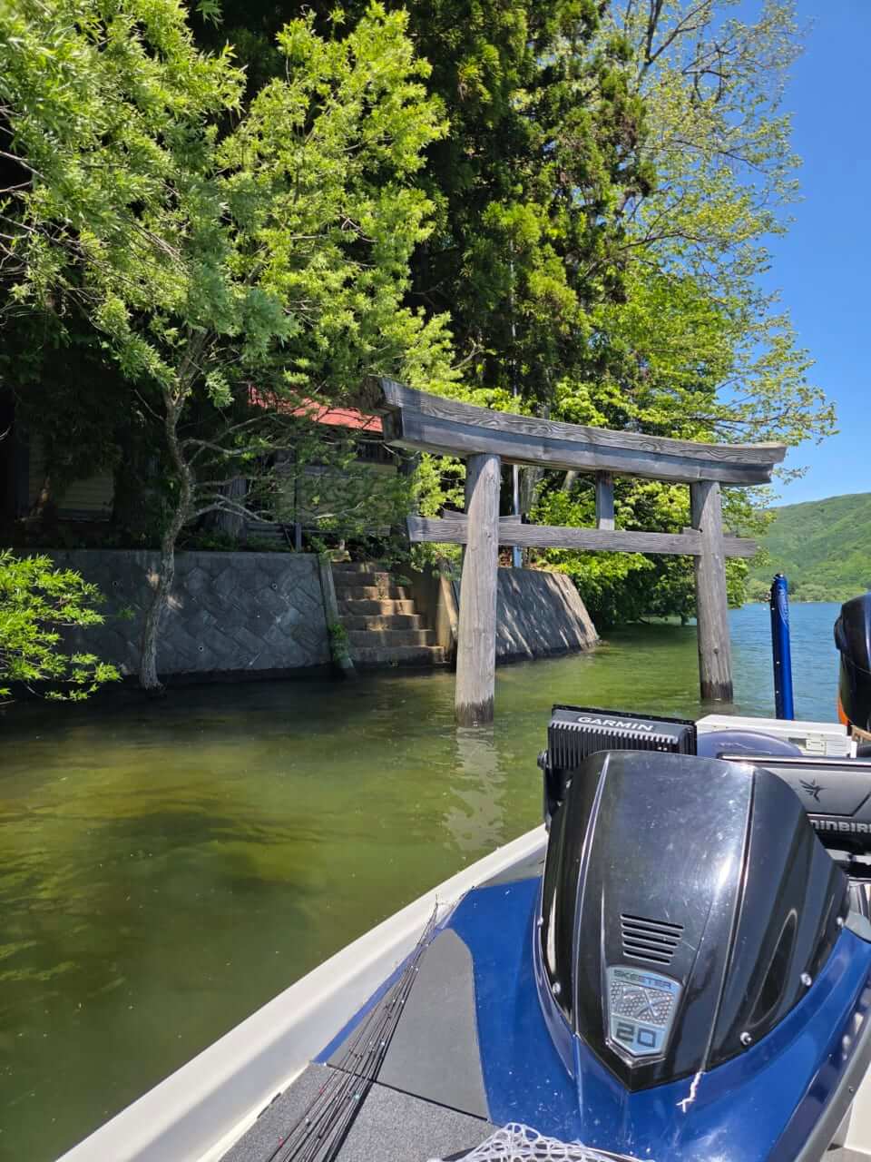 ｜満水でカバー豊富な桧原湖。スモールもラージも、虫系もビッグベイトも楽しめます！表層系が楽しいスモールマウスレイク、行くなら今しかない！