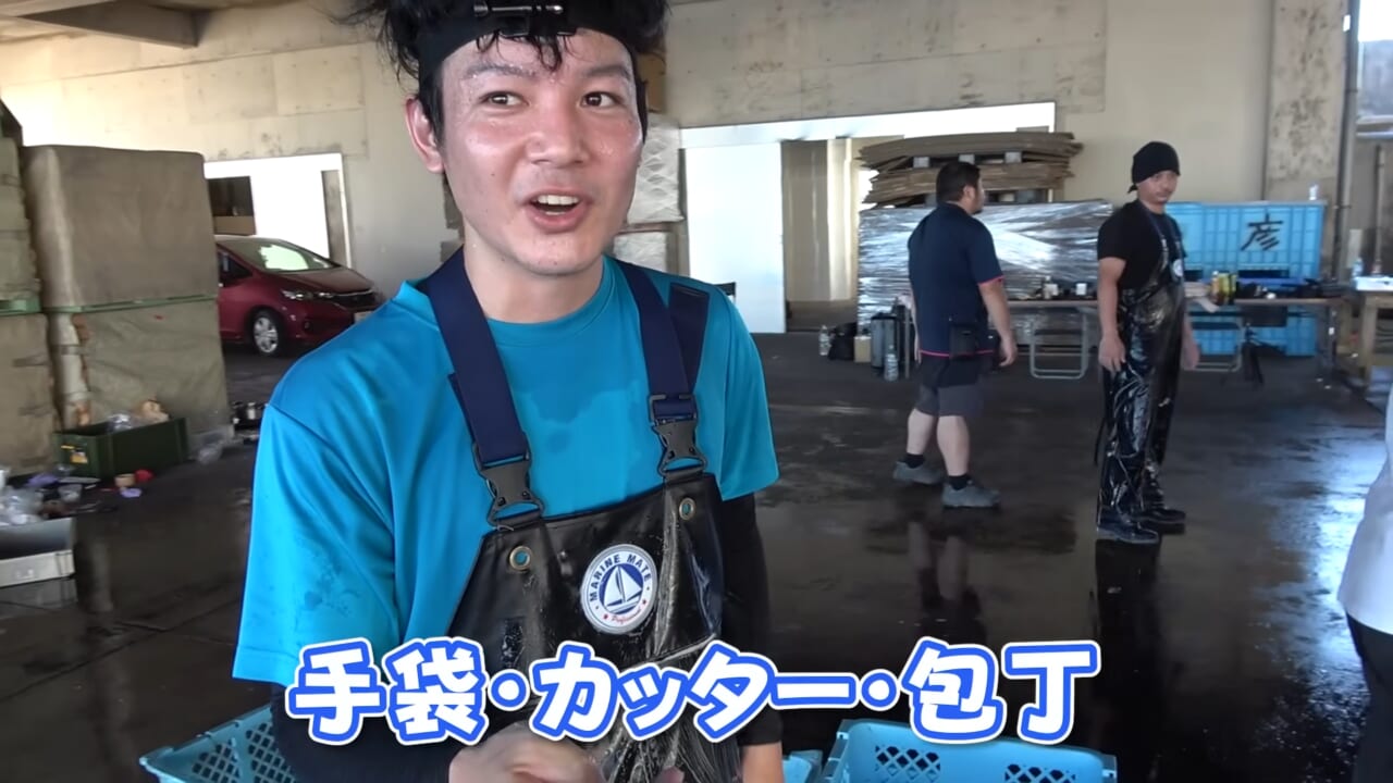 |「ウソでしょ」「うわぁ!デカ!」500キロ級の“怪物サメ”を解体したら…。破裂寸前に膨れたお腹から出てきたものが衝撃的だった件。