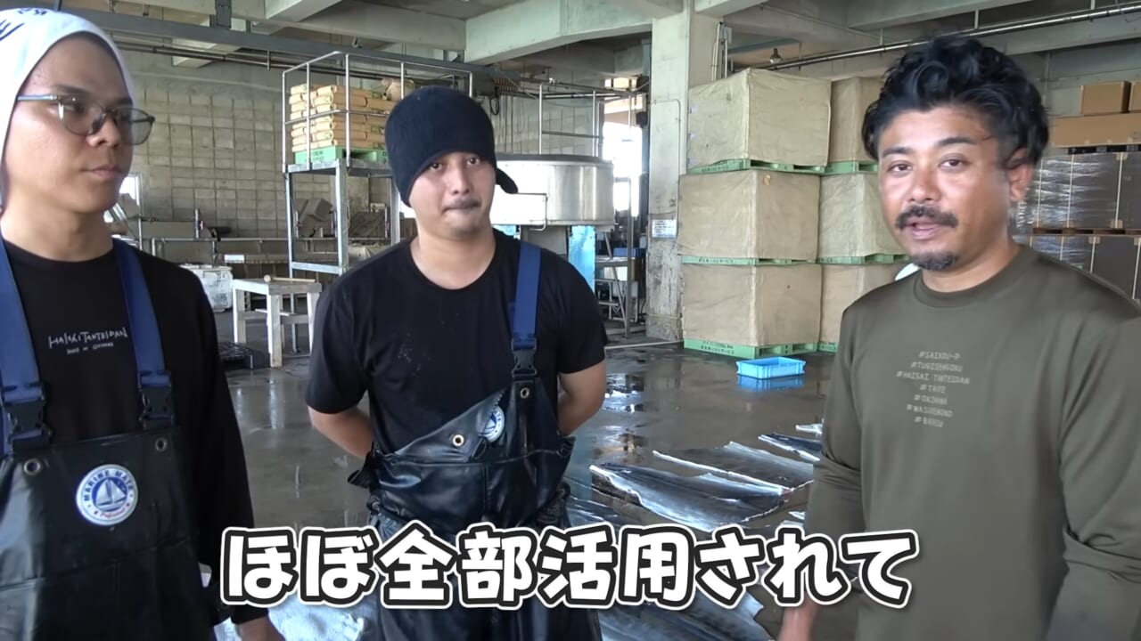 |「ウソでしょ」「うわぁ!デカ!」500キロ級の“怪物サメ”を解体したら…。破裂寸前に膨れたお腹から出てきたものが衝撃的だった件。