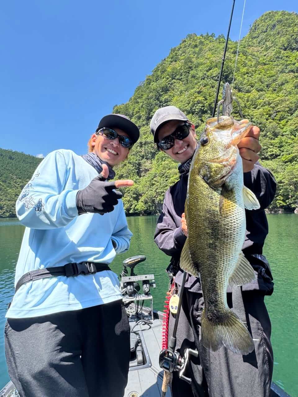 ｜超人気バスプロコンビ登場！超大盛り上がりの七色ダム釣行。動画公開もお楽しみに【大西健太のOKレポート】
