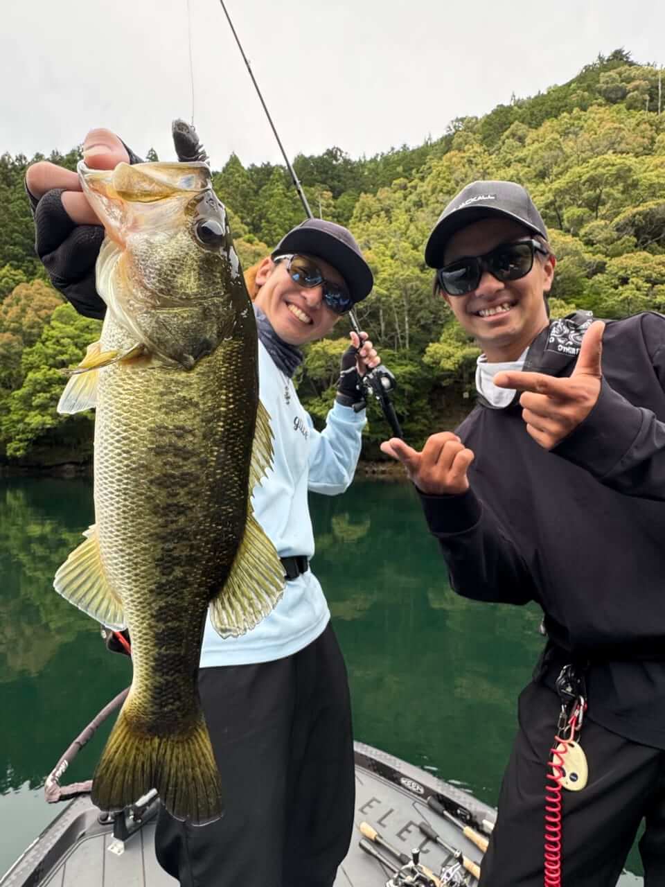 ｜超人気バスプロコンビ登場！超大盛り上がりの七色ダム釣行。動画公開もお楽しみに【大西健太のOKレポート】