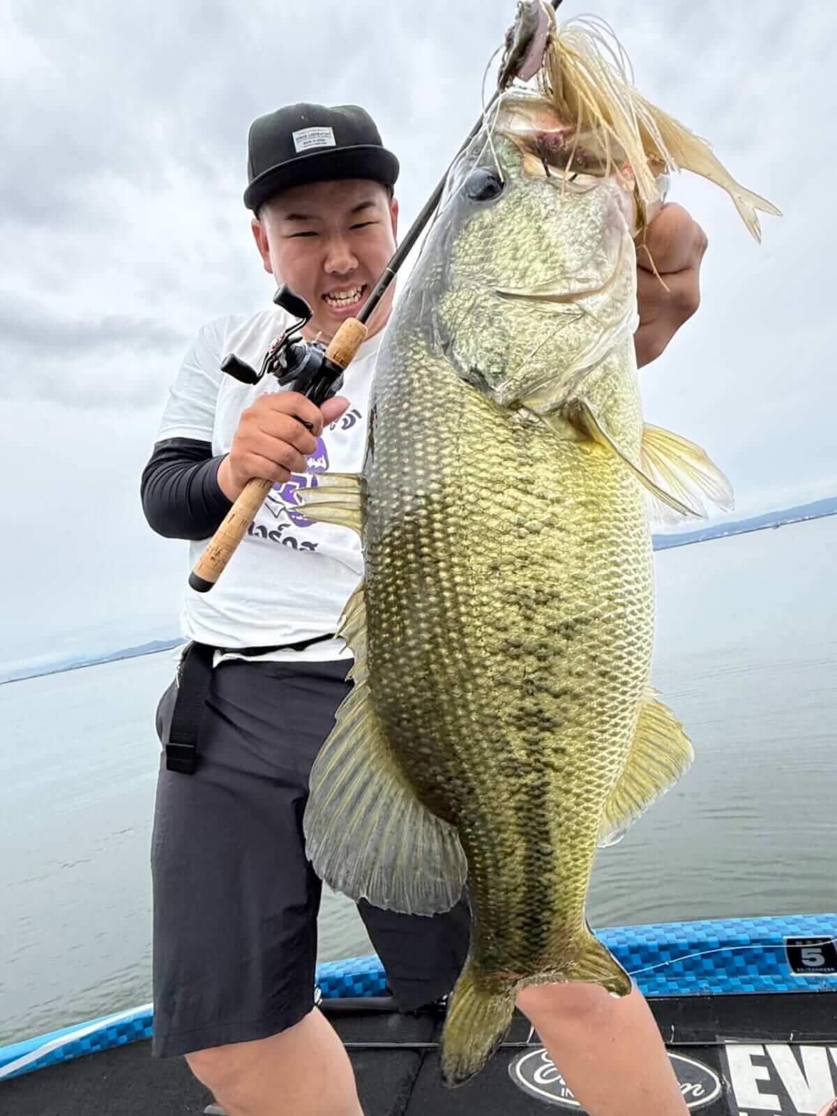 ｜台風＆増水で激変した琵琶湖南湖。スピナーベイト＆チャターの巻きゲームが炸裂！【大西健太のOKレポート】