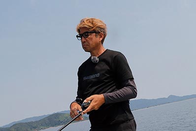 奥田学｜シマノ｜ルアーが切り拓くタフコンディション! シマノ「Btスラプター」海水チューンと奥田学のビッグベイト戦略〈ルアーマガジン9月号〉