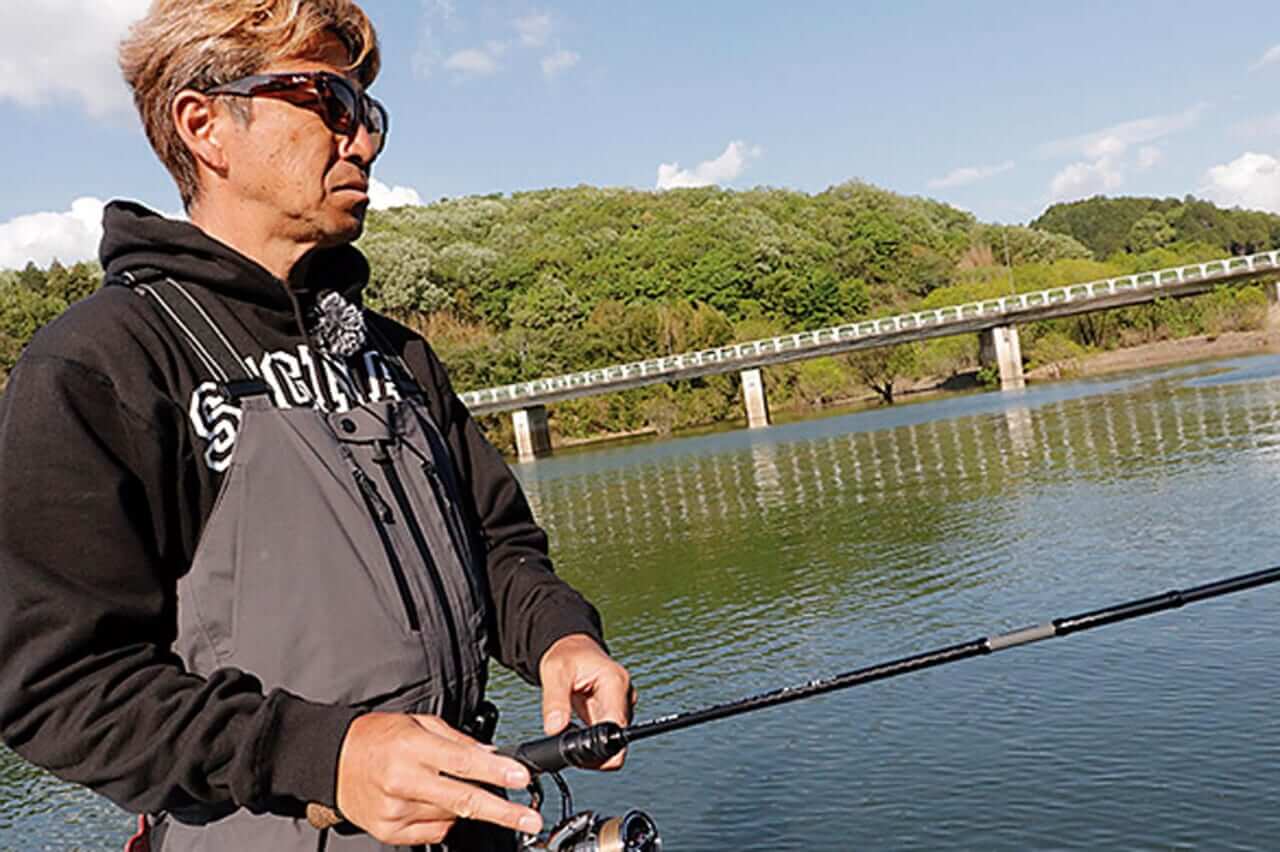 ｜ライブ魚探の聖地に「ノー魚探」で挑む！奥田学が魅せる入鹿池の春フィネスアジャスト〈ルアーマガジン7月号〉