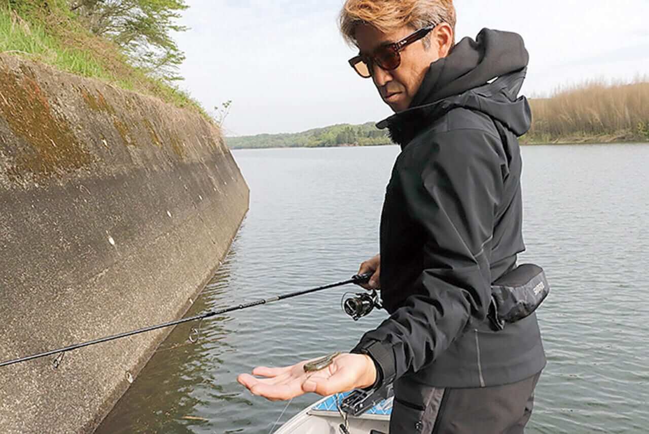 ｜ライブ魚探の聖地に「ノー魚探」で挑む！奥田学が魅せる入鹿池の春フィネスアジャスト〈ルアーマガジン7月号〉
