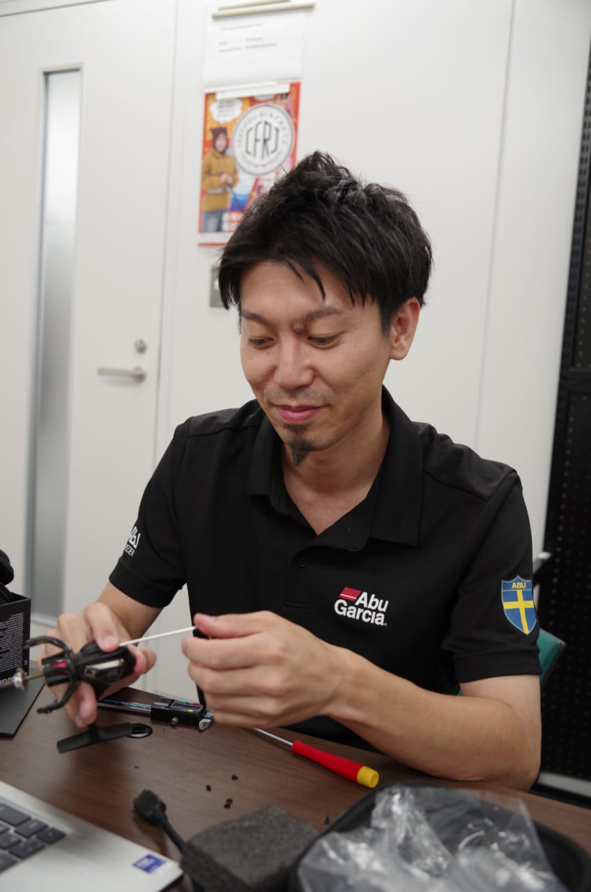 ｜【ガタつきや剛性はどうなるの⁉】最軽量の座奪還を目指した「振り切った設計」の超次元スピニングリールの秘密【独占インタビュー】
