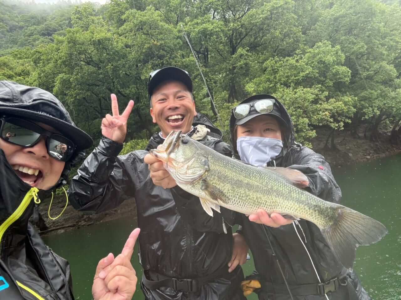 |【早明浦ダム】初心者が人生初バス44センチ! スライスフィッシュ3.5インチで爆釣