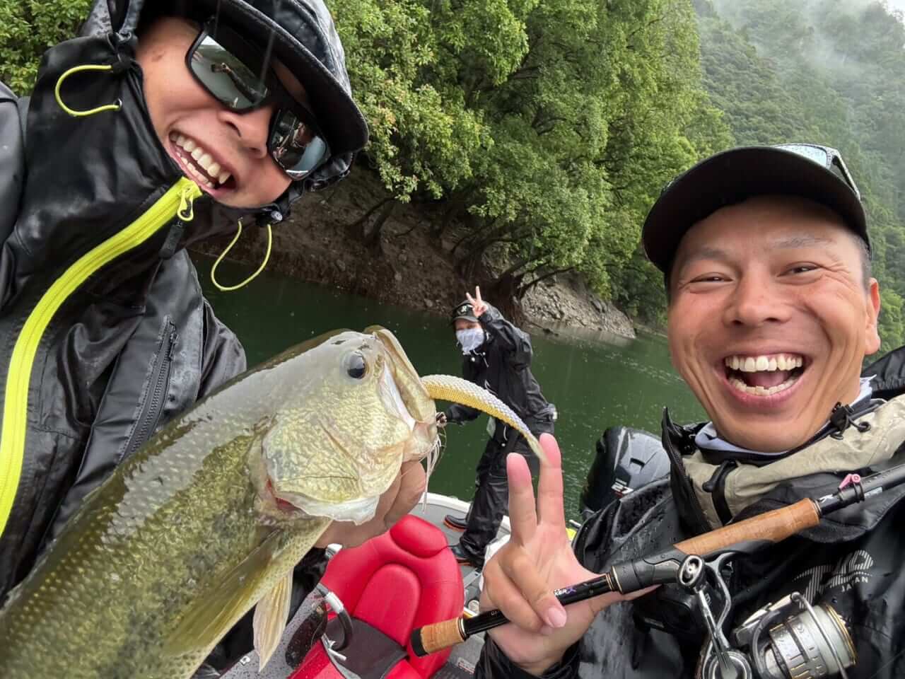 |【早明浦ダム】初心者が人生初バス44センチ! スライスフィッシュ3.5インチで爆釣