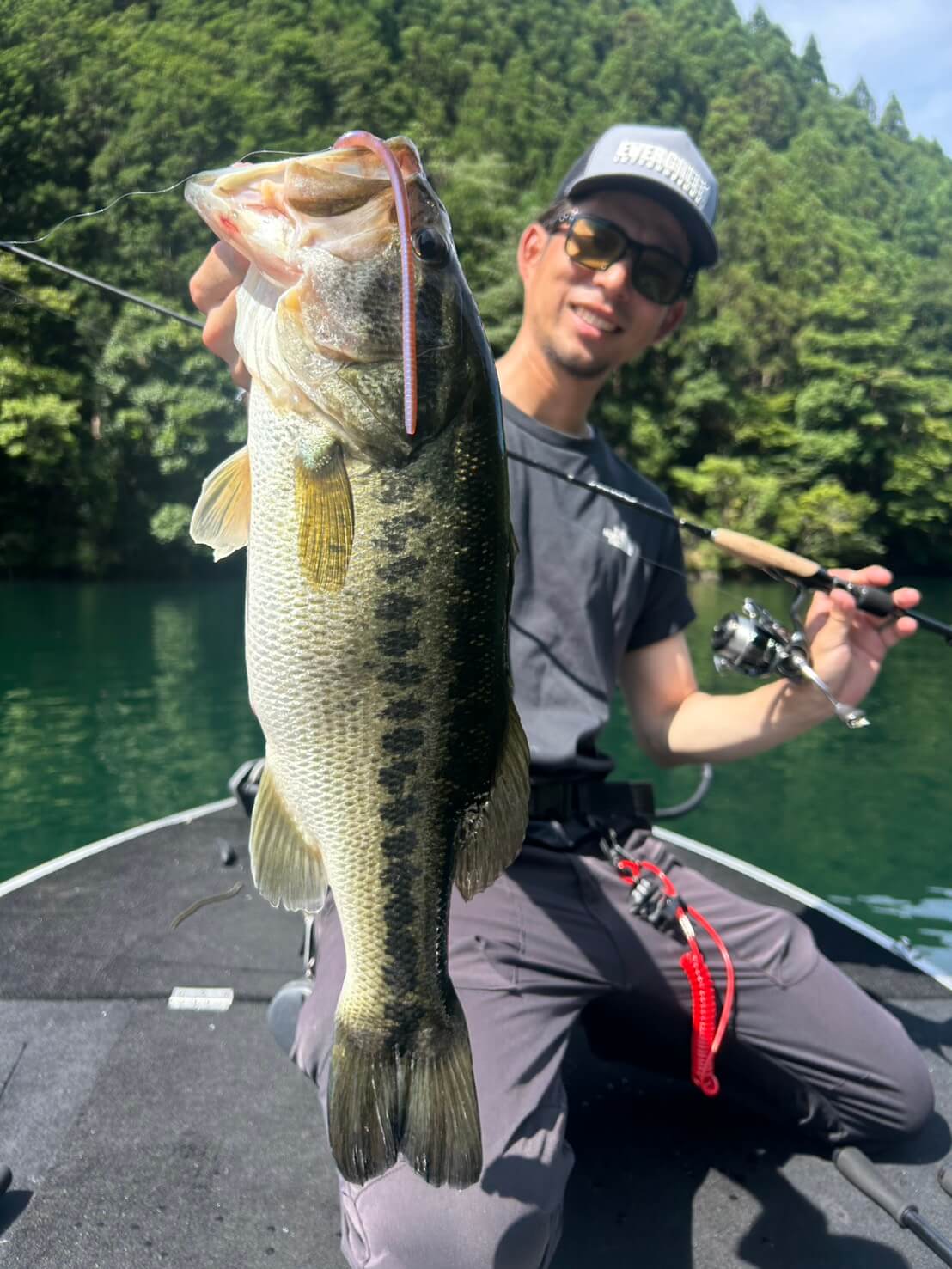 ｜【七色ダム】梅雨明けで回遊スクール出現！ ロングワームのベストシーズンが開幕