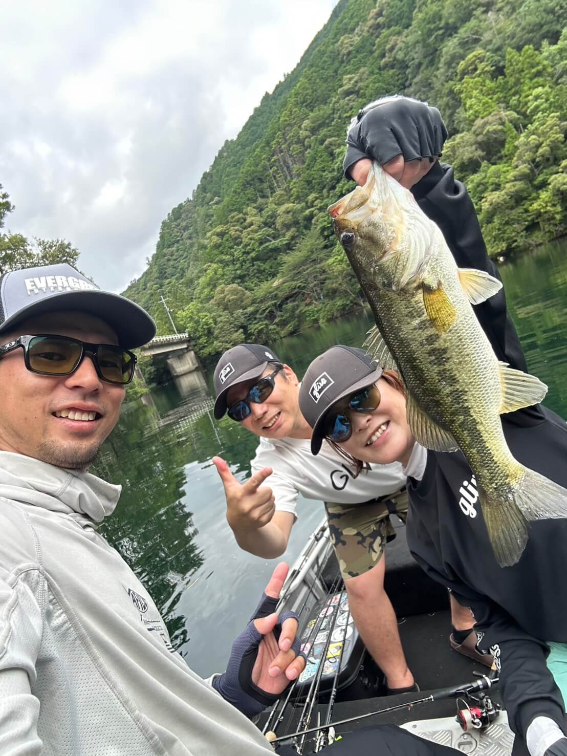 ｜【七色ダム】梅雨明けで回遊スクール出現！ ロングワームのベストシーズンが開幕