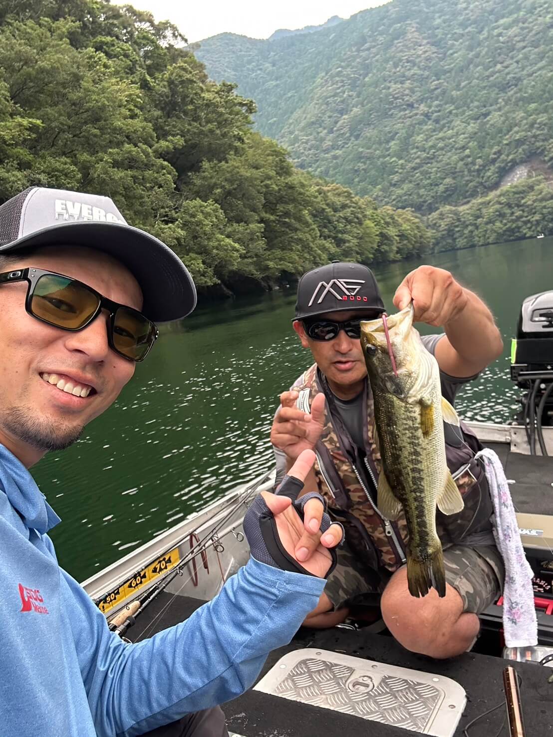 ｜【七色ダム】梅雨明けで回遊スクール出現！ ロングワームのベストシーズンが開幕