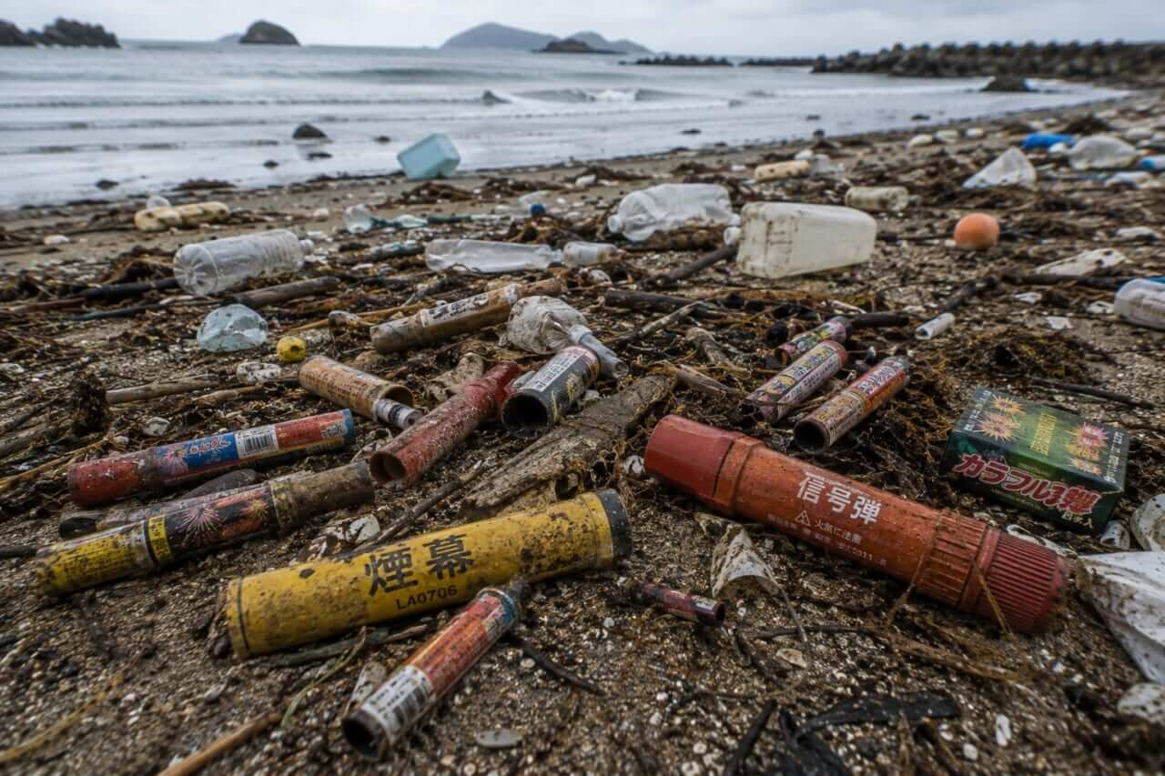 |『綺麗だから』は死の危険。夏に海で拾ったら危なすぎる漂流物5選。