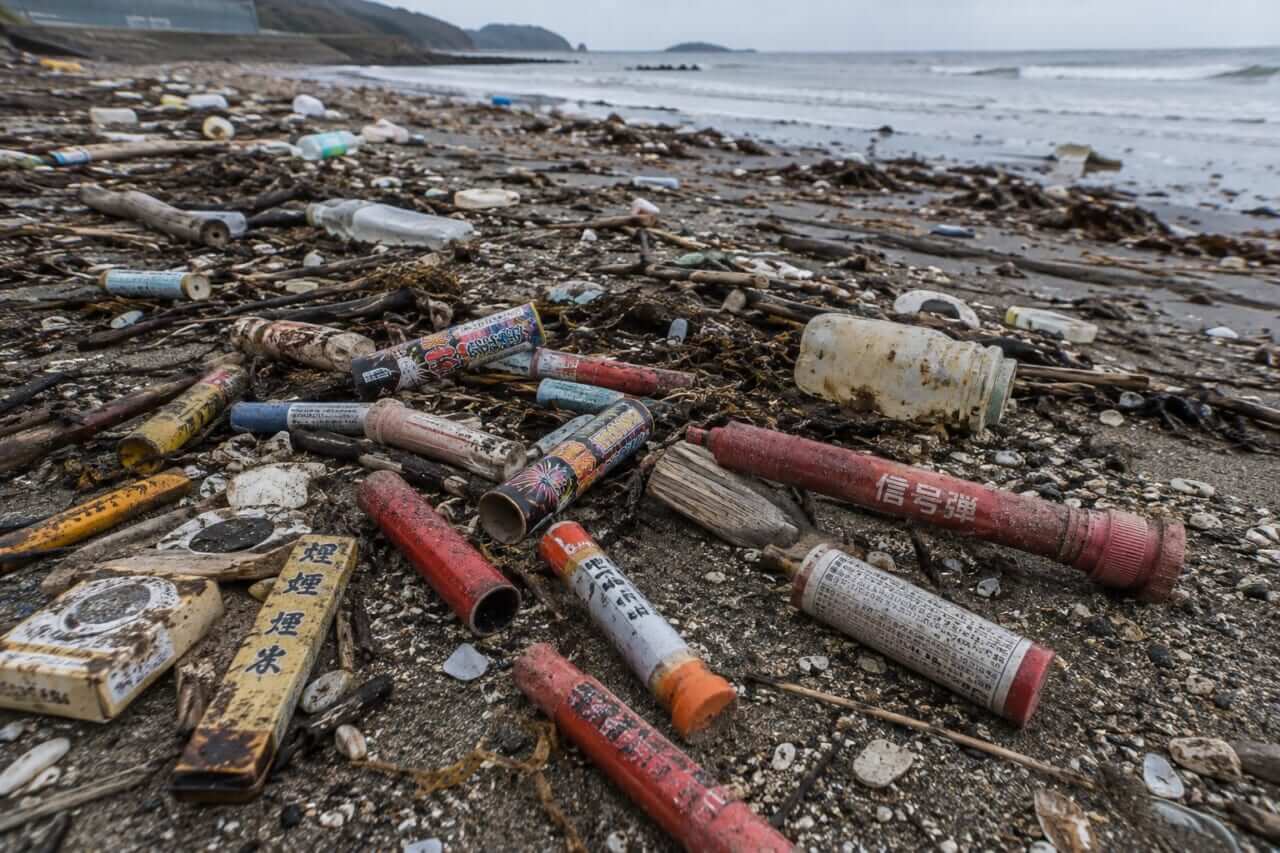 ｜『綺麗だから』は死の危険。夏に海で拾ったら危なすぎる漂流物５選。