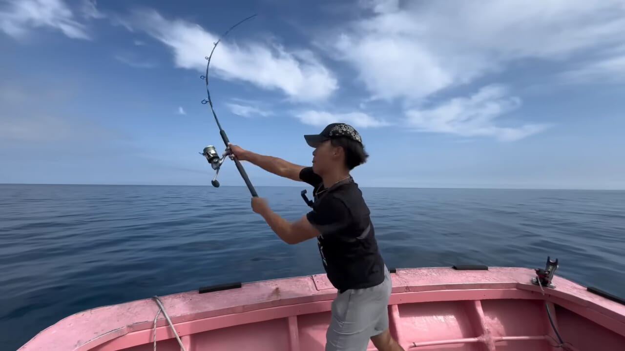 |ユーチューバーが捕獲した『ヤバい魚』。「うわっ、でっか」「ゴジラやん」200万回再生された捕獲劇がスゴイ。