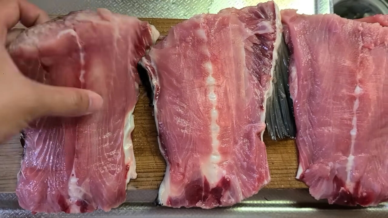 ｜「うわぁ、キタキタ」「デカすぎ…」“巨大魚”が潜む川に食パンを投入→10秒後にまさかの『化け物』サイズが登場。