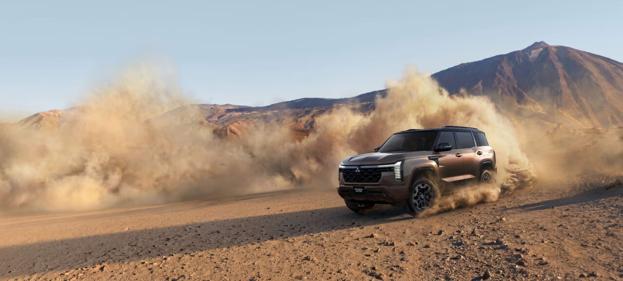 ｜「キター!!」「待ってました」待望の『三菱SUV』が世界初公開。最上級のエクステリアと内装を採用。大注目の『4WD』機能とは？
