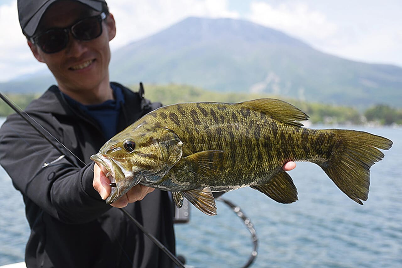 ｜野尻湖を制する「水面下5cm」のエラストマー戦略。房総の達人・羽生和人が魅せるスモールマウス攻略と進化するワームテクノロジー