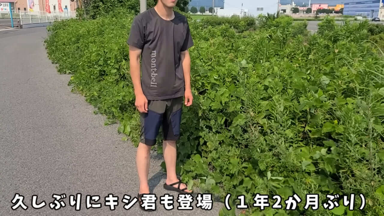 ｜「うわぁ、キタキタ」「デカすぎ…」“巨大魚”が潜む川に食パンを投入→10秒後にまさかの『化け物』サイズが登場。