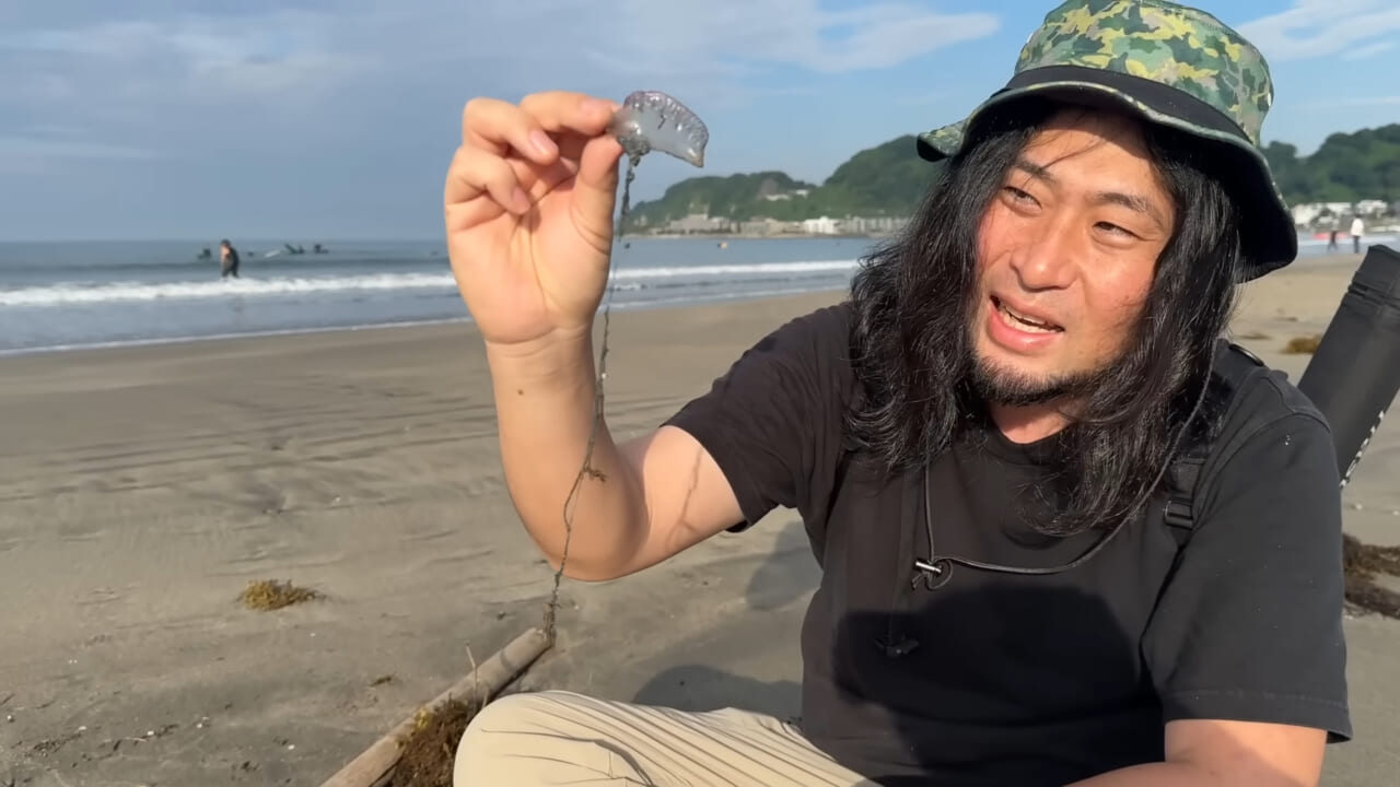 |「くぅーっ、うわぁ」海水浴場によく出現”猛毒クラゲ”に刺されてみた。目を背けたくなるひどい症例もあります。