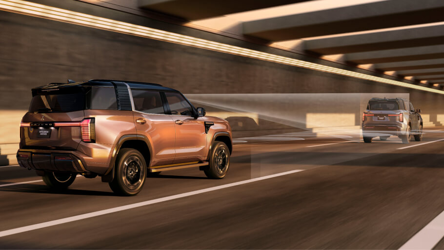 ｜「キター!!」「待ってました」待望の『三菱SUV』が世界初公開。最上級のエクステリアと内装を採用。大注目の『4WD』機能とは？