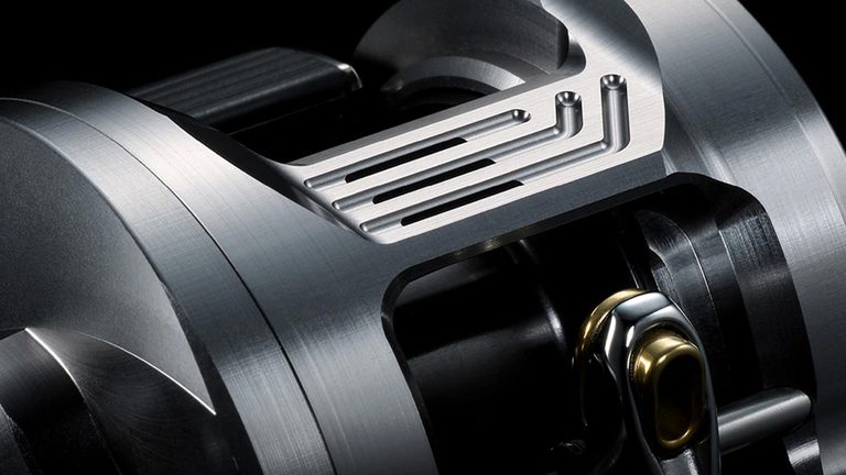 シマノの円型ベイトキャスティングリールの最高峰に待望のレフトハンドルモデルが登場。スタイルの違う３機種から自分に合った選択肢が選べる。