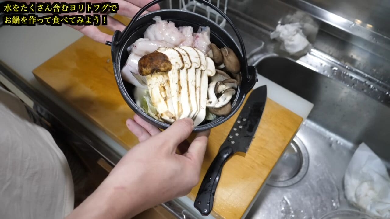 |「かわいすぎて笑った」まな板に並べられた『謎のボール魚』を解体。パンパンに詰まった体から出てきた中身が…。