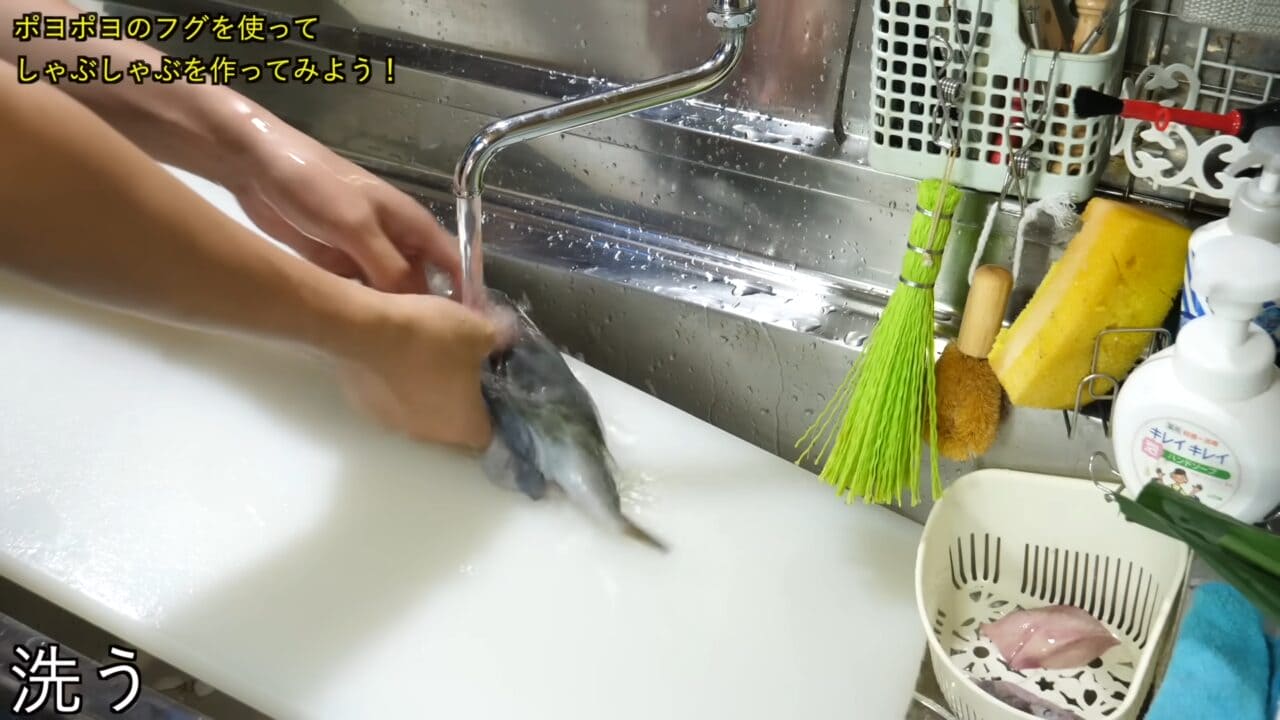 ｜「うわぁー！」全身『水』のフグを割ってみた。出てきた中身に撮影者も驚愕。「こんなの食べてるんだ」「クサい」