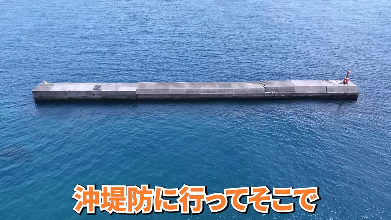 ｜「やばい、コレきたわ…」「人を海へ引きずり込む」世界最大の『化け物アジ』が潜む海の上で3日間過ごしてみたら…。