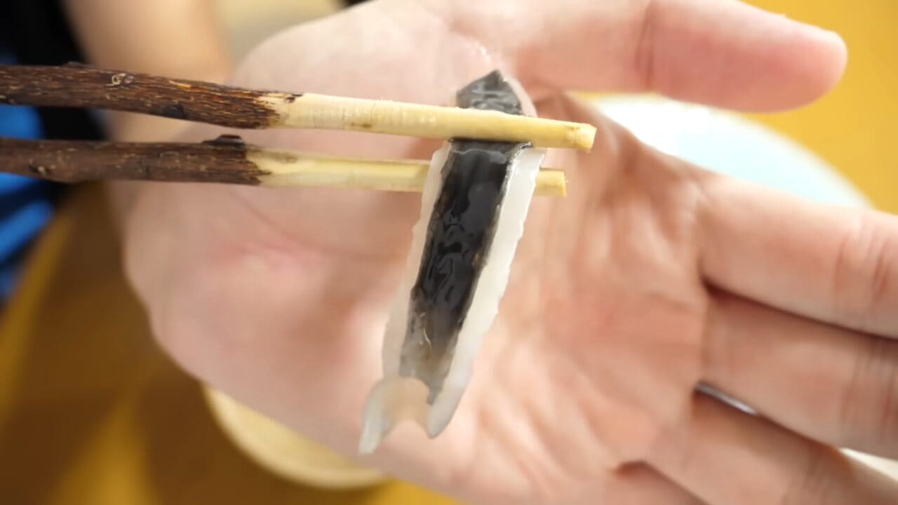 ｜「うわぁー！」全身『水』のフグを割ってみた。出てきた中身に撮影者も驚愕。「こんなの食べてるんだ」「クサい」