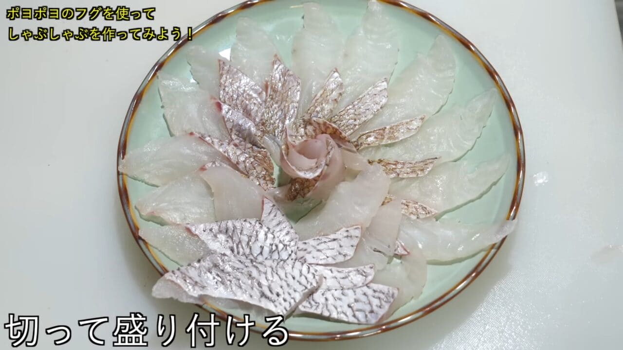 ｜「うわぁー！」全身『水』のフグを割ってみた。出てきた中身に撮影者も驚愕。「こんなの食べてるんだ」「クサい」