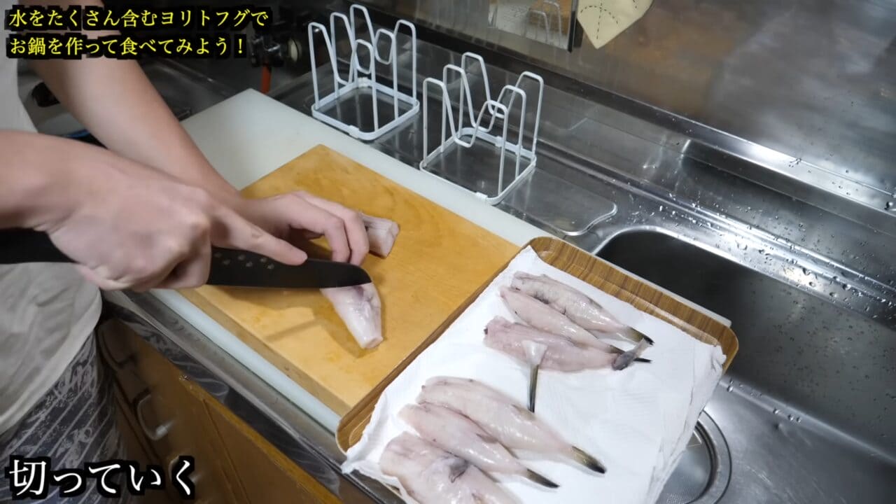 ｜「かわいすぎて笑った」まな板に並べられた『謎のボール魚』を解体。パンパンに詰まった体から出てきた中身が…。