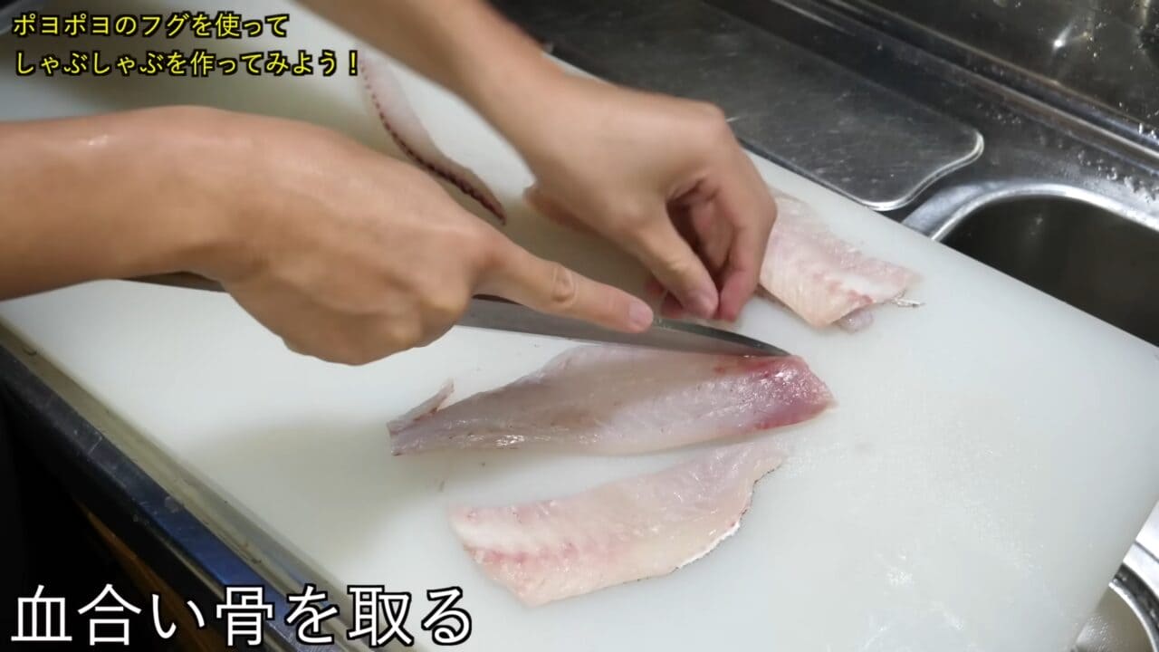 ｜「うわぁー！」全身『水』のフグを割ってみた。出てきた中身に撮影者も驚愕。「こんなの食べてるんだ」「クサい」