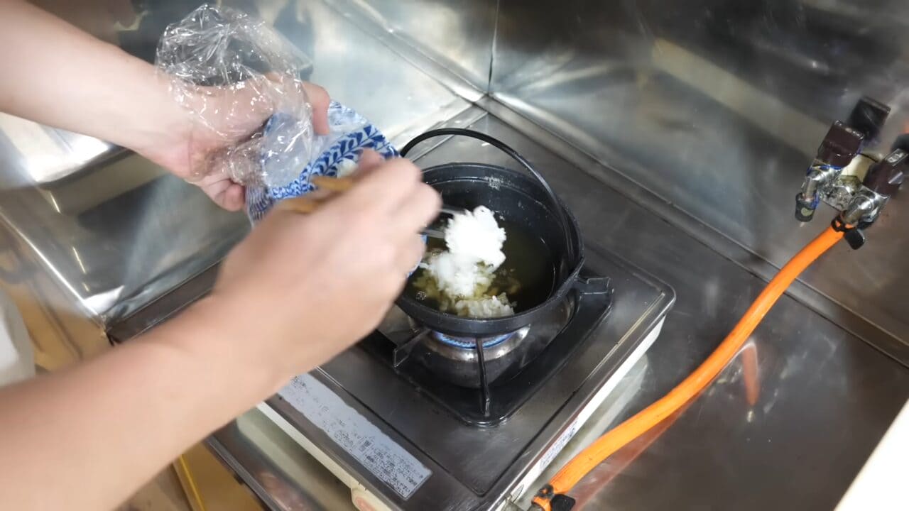 ｜「かわいすぎて笑った」まな板に並べられた『謎のボール魚』を解体。パンパンに詰まった体から出てきた中身が…。
