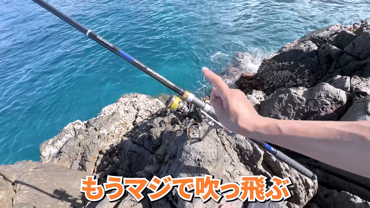 ｜「やばい、コレきたわ…」「人を海へ引きずり込む」世界最大の『化け物アジ』が潜む海の上で3日間過ごしてみたら…。