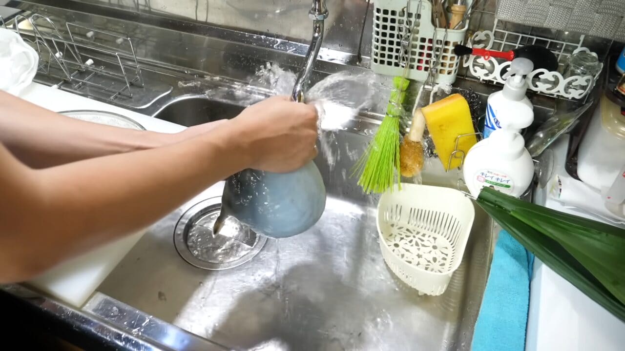 ｜「うわぁー！」全身『水』のフグを割ってみた。出てきた中身に撮影者も驚愕。「こんなの食べてるんだ」「クサい」