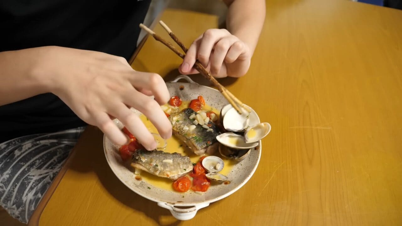 |「えーっ!」異常なまでに腹が膨れた『ハマチ』を発見→持ち帰ってお腹を割ったら、“衝撃的”な瞬間に。「こんなのはじめて見た」