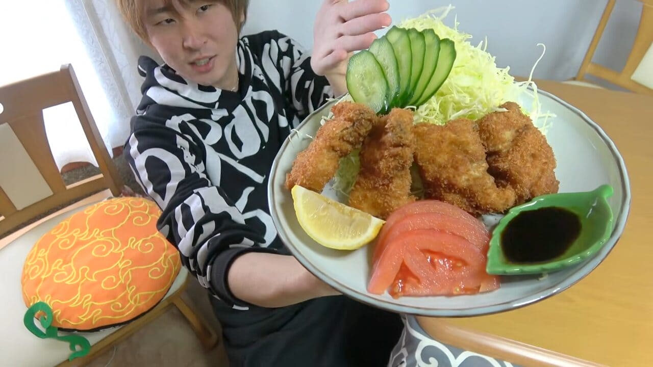 ｜「異常な臭い」「やばいです」水揚げされた『巨大ザメ』を解体。“ふくれた腹”から出てきた中身に撮影者も困惑。「なんだこれ…」