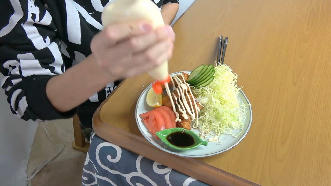 ｜「異常な臭い」「やばいです」水揚げされた『巨大ザメ』を解体。“ふくれた腹”から出てきた中身に撮影者も困惑。「なんだこれ…」
