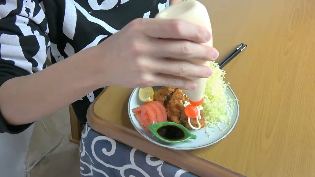 ｜「異常な臭い」「やばいです」水揚げされた『巨大ザメ』を解体。“ふくれた腹”から出てきた中身に撮影者も困惑。「なんだこれ…」