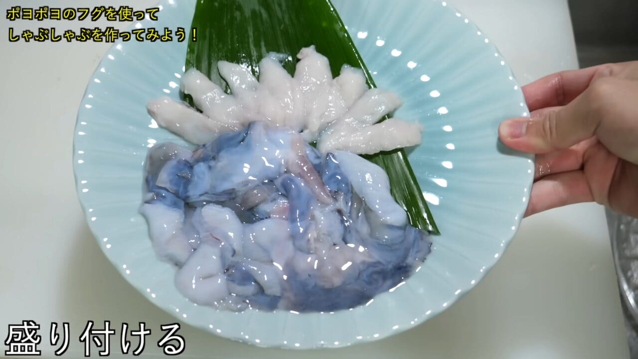 ｜「うわぁー！」全身『水』のフグを割ってみた。出てきた中身に撮影者も驚愕。「こんなの食べてるんだ」「クサい」