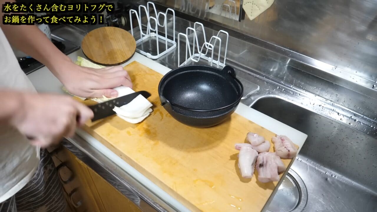 |「かわいすぎて笑った」まな板に並べられた『謎のボール魚』を解体。パンパンに詰まった体から出てきた中身が…。