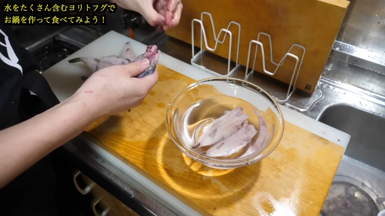 ｜「かわいすぎて笑った」まな板に並べられた『謎のボール魚』を解体。パンパンに詰まった体から出てきた中身が…。