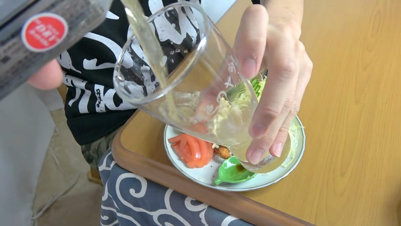 ｜「異常な臭い」「やばいです」水揚げされた『巨大ザメ』を解体。“ふくれた腹”から出てきた中身に撮影者も困惑。「なんだこれ…」